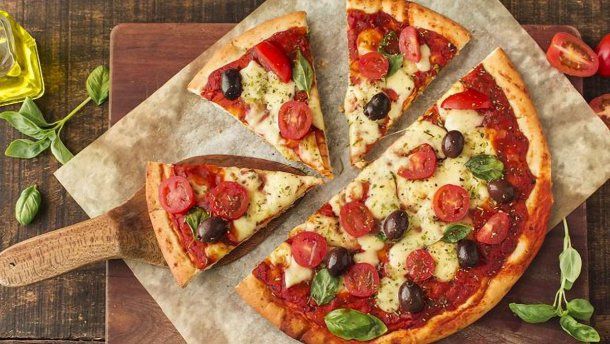 Как правильно есть пиццу по этикету?