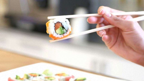 Как правильно пользоваться палочками для суши и роллов?